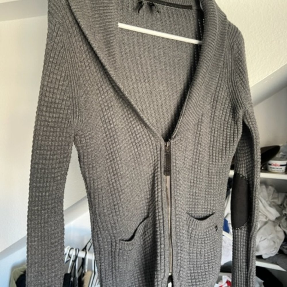 ⭐️Guess ⭐️Gray Sweater